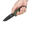 Mano che tiene un coltello da tasca pieghevole verde con lama nera, per taglio outdoor.