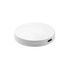 Hub smart home compatto bianco con pulsante di reset e porta USB-C.