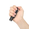 Mano che tiene una torcia elettrica Olight nera con clip blu, su sfondo bianco