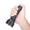 Olight torcia tattica nera con dettagli blu tenuta in mano