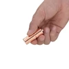 Mano che tiene una torcia elettrica in rame, Olight Imini, mini torcia EDC portatile