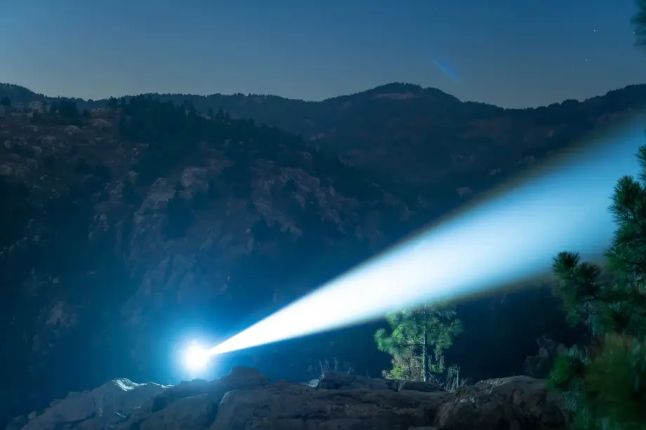 Spiegazione della distanza del fascio luminoso della torcia: lumen, candele e lux in parole semplici