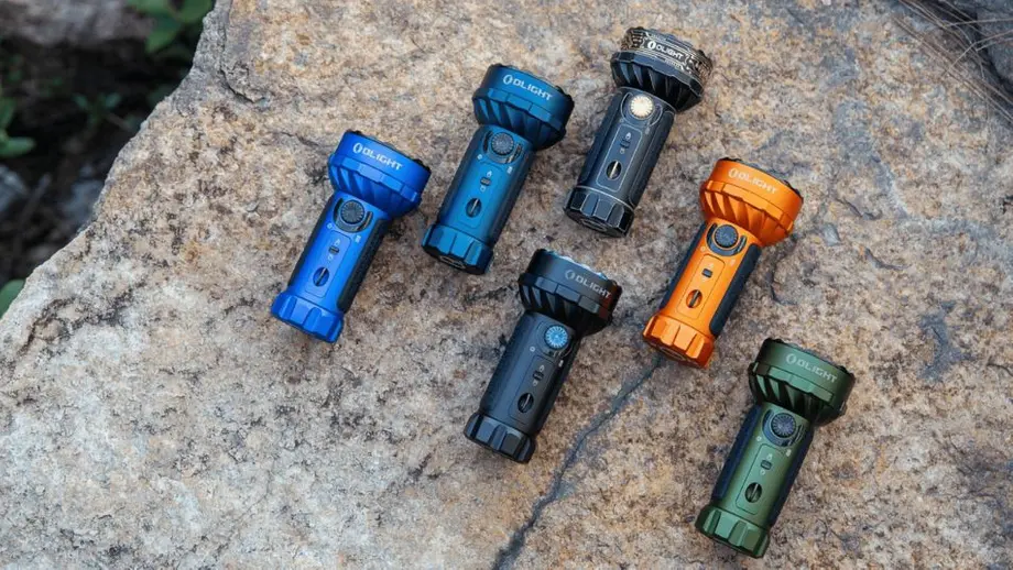 La potente torcia Marauder Mini con proiettore, luce focalizzata e RGB